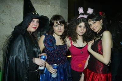 Üniversitede türbanlı kıyafet balosu