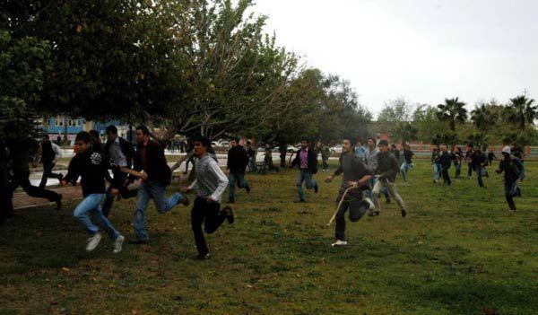 Üniversitede taşlı sopalı kavga - Resim 1