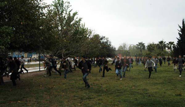 Üniversitede taşlı sopalı kavga - Resim 11
