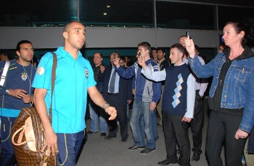 Fenerbahçe'yi 100 kişi karşıladı - Resim 6