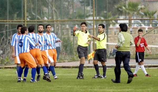 Hakemin burnunu kırdı - Resim 4