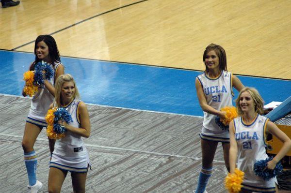 UCLA'nın seksi ponpon kızları