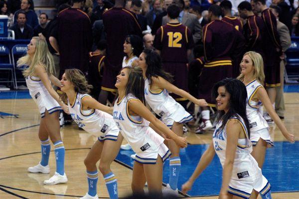UCLA'nın seksi ponpon kızları