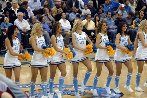 UCLA'nın seksi ponpon kızları