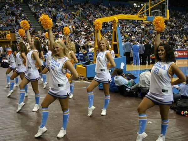 UCLA'nın seksi ponpon kızları
