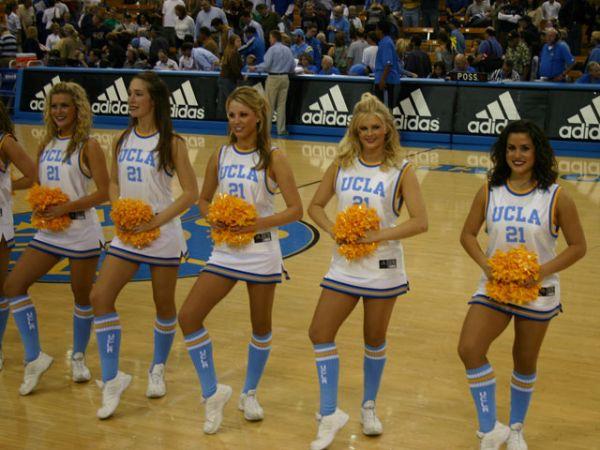 UCLA'nın seksi ponpon kızları