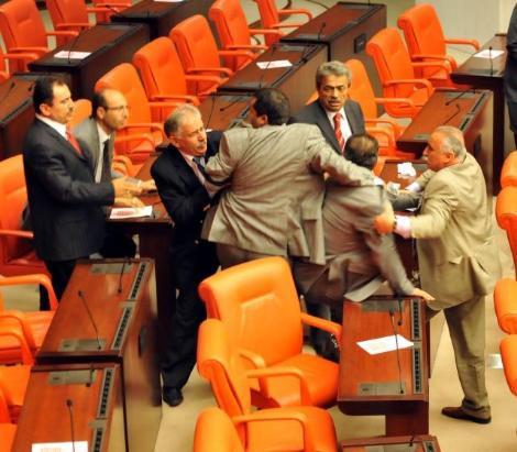 Kamer Genç LİNÇTEN KURTULDU - Resim 1