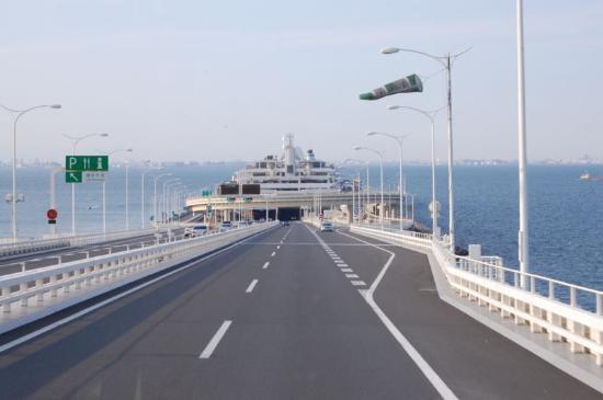 Dünyanın tek yüzen otoparkı - Resim 8