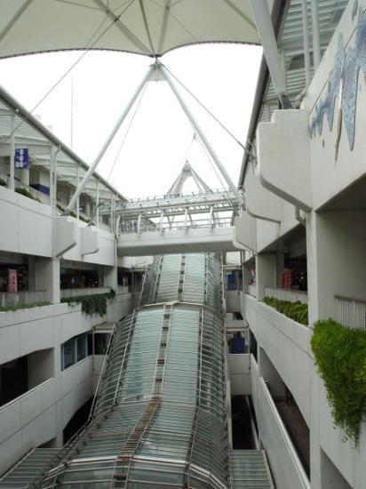 Dünyanın tek yüzen otoparkı - Resim 15
