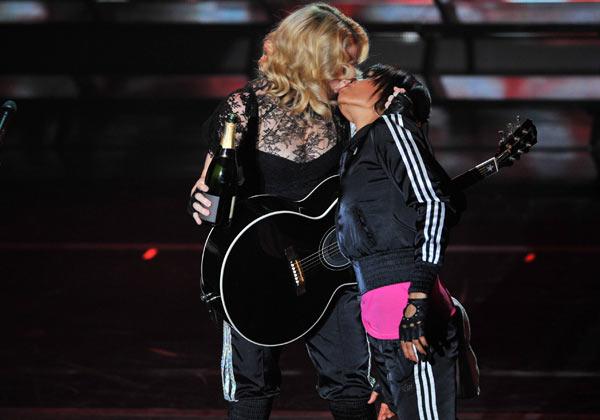 Madonna sahnede yine öpüştü