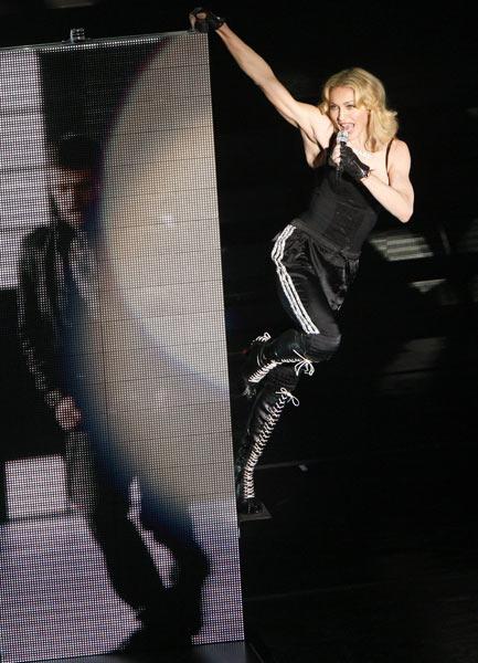 Madonna sahnede yine öpüştü