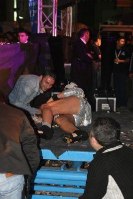 Demet Akalın sahnede frikik verdi