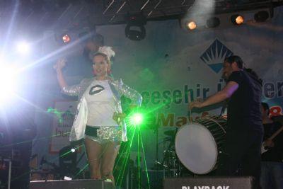 Demet Akalın sahnede frikik verdi