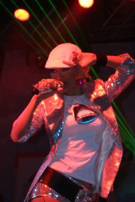 Demet Akalın sahnede frikik verdi