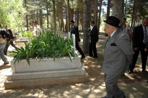 Demirel mezar yerini gezdi - Resim 1