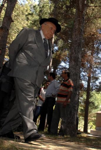 Demirel mezar yerini gezdi - Resim 4