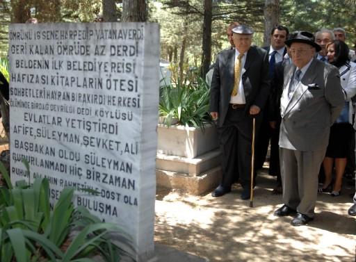 Demirel mezar yerini gezdi - Resim 2