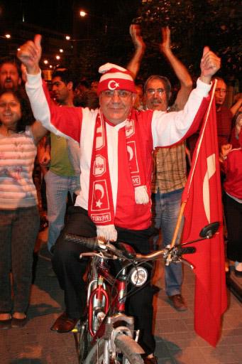 Türklerin YARI FİNAL SEVİNCİ - Resim 26