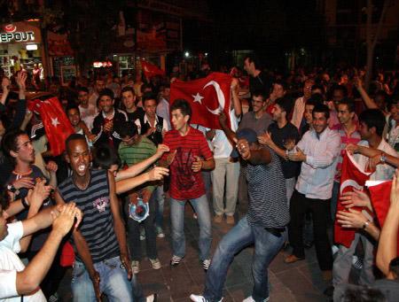 Türklerin YARI FİNAL SEVİNCİ - Resim 18