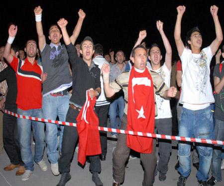 Türklerin YARI FİNAL SEVİNCİ - Resim 4