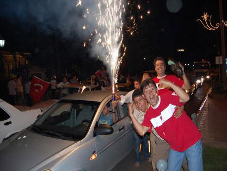 Türklerin YARI FİNAL SEVİNCİ - Resim 7