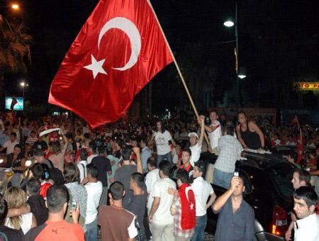 Türklerin YARI FİNAL SEVİNCİ - Resim 16
