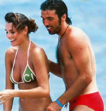 Buffon'un eşi göçmen çıktı - Resim 11