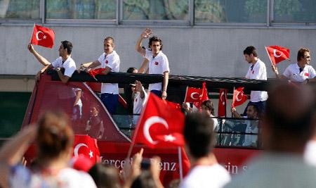 Şampiyon gibi karşılandılar - Resim 3