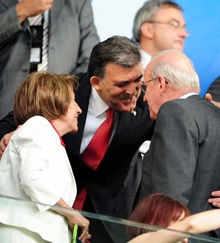 Millileri Gül teselli etti - Resim 7