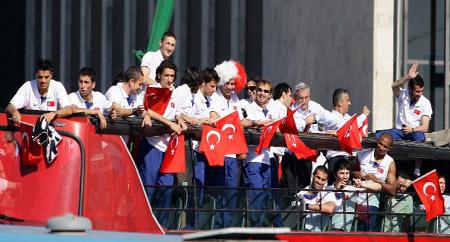 Şampiyon gibi karşılandılar - Resim 1