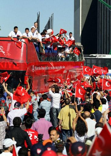 Şampiyon gibi karşılandılar - Resim 7