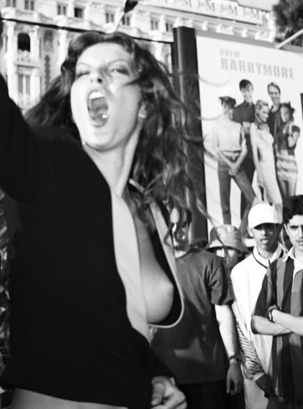 Çıplak fotoğrafları satıldı