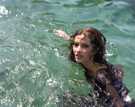 Çıplak fotoğrafları satıldı