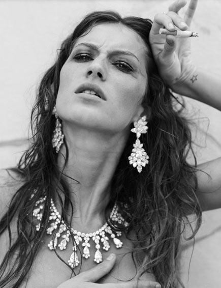 Çıplak fotoğrafları satıldı