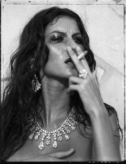 Çıplak fotoğrafları satıldı