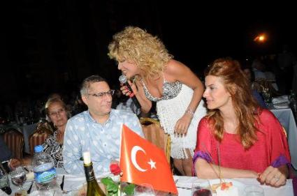 Gülben Kucağa Oturdu - Resim 1