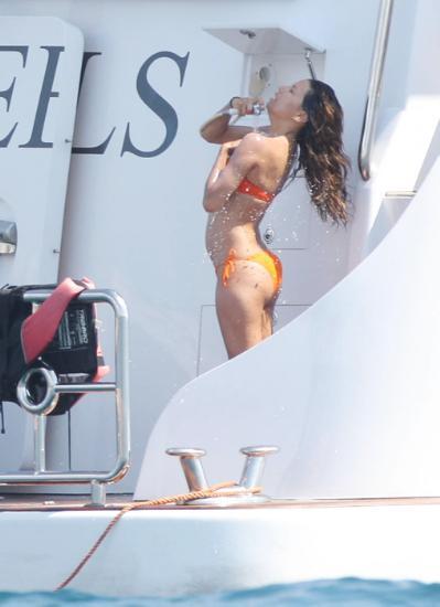 Eva Longoria selülit tehdidinde