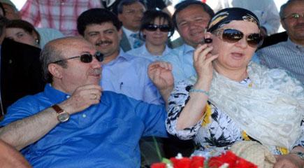 Bakandan Eşine 'Very Special' Jest - Resim 6