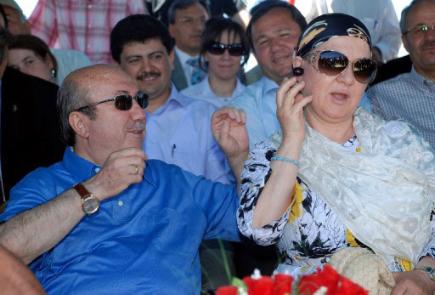 Bakandan Eşine 'Very Special' Jest - Resim 4