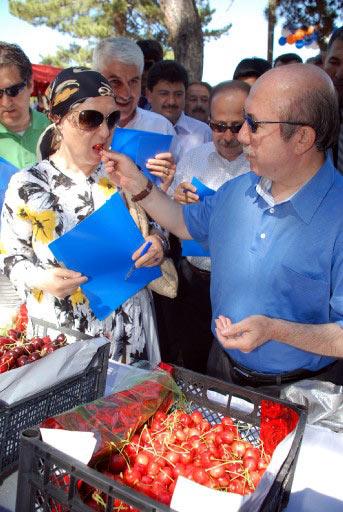 Bakandan Eşine 'Very Special' Jest - Resim 3