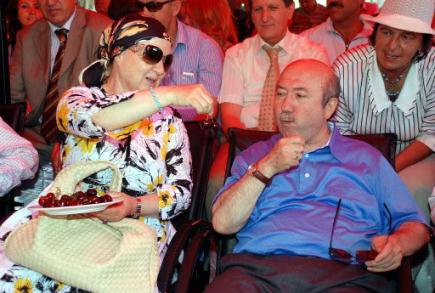 Bakandan Eşine 'Very Special' Jest - Resim 1