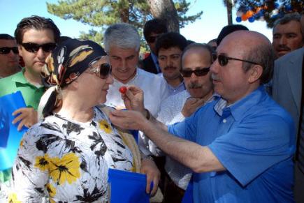 Bakandan Eşine 'Very Special' Jest - Resim 2