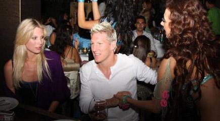 Ünlü futbolcunun dansöz keyfi