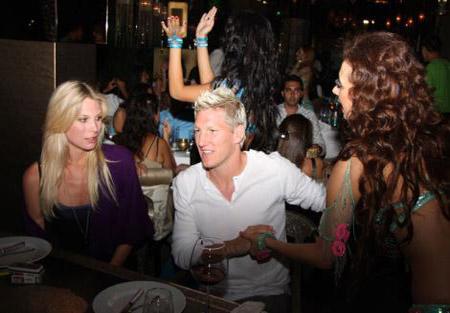 Ünlü futbolcunun dansöz keyfi