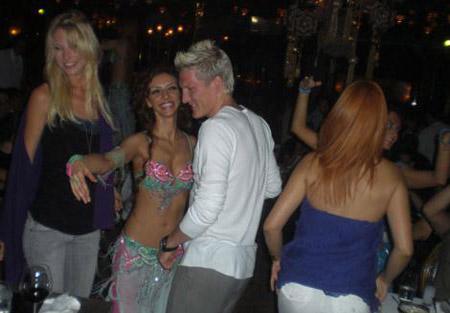 Ünlü futbolcunun dansöz keyfi