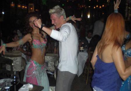 Ünlü futbolcunun dansöz keyfi