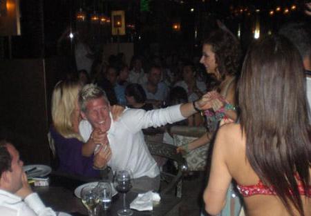 Ünlü futbolcunun dansöz keyfi