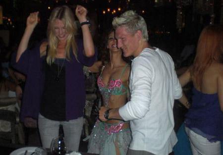 Ünlü futbolcunun dansöz keyfi