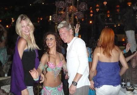 Ünlü futbolcunun dansöz keyfi