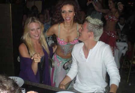 Ünlü futbolcunun dansöz keyfi